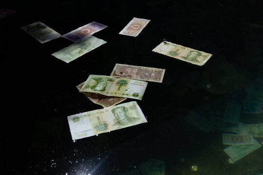 Banconote yuan cinesi che galleggiano 
