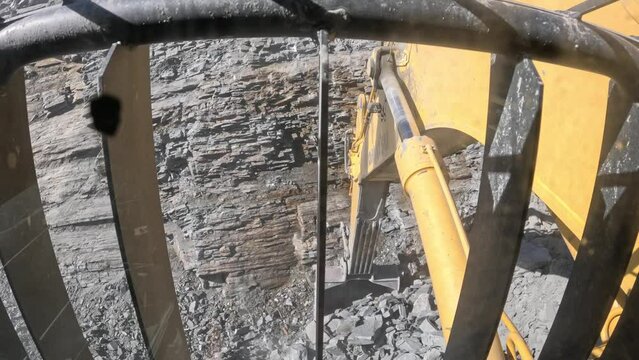 operaciones mineras desde el interior de la maquina, carga y acarreo.