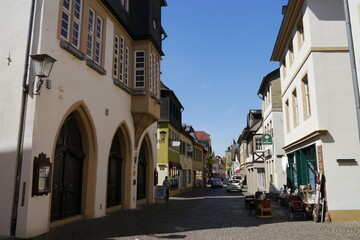 Fototapeta na wymiar Untergasse mit Rathaus in Meisenheim am Glan
