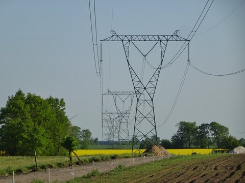 Linia wysokiego napięcia nad polami uprawnymi w okolicach Karlina