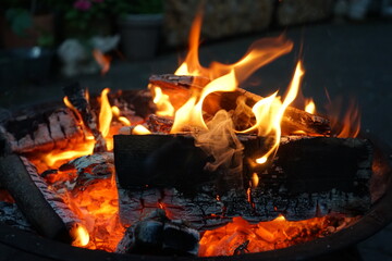 Feuer in einer Schale