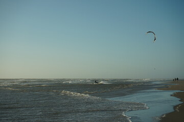 Nordsee-Strand mit Kite Surfern