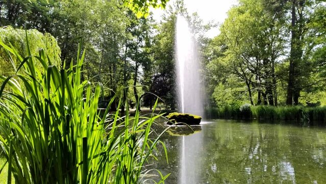 sch&ouml;ner Springbrunnen in idyllischem Park mit grosser Font&auml;ne in Zeitlupe, 4K 