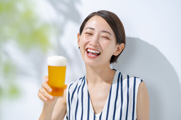 ビールを飲む女性