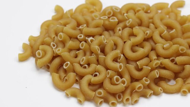 tas de p&acirc;tes coquillettes crues, en gros plan