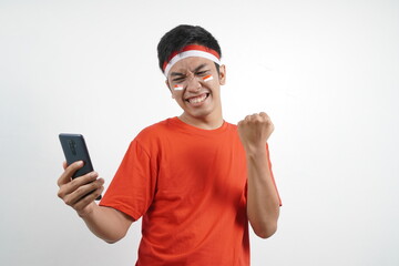 man celebrating independence day by win someth and hold phone.