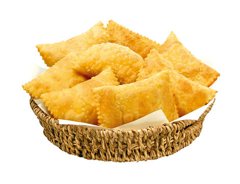 cesta de vime com deliciosos past&eacute;is frito de sabores variados isolado em fundo transparente - Pastel de feira