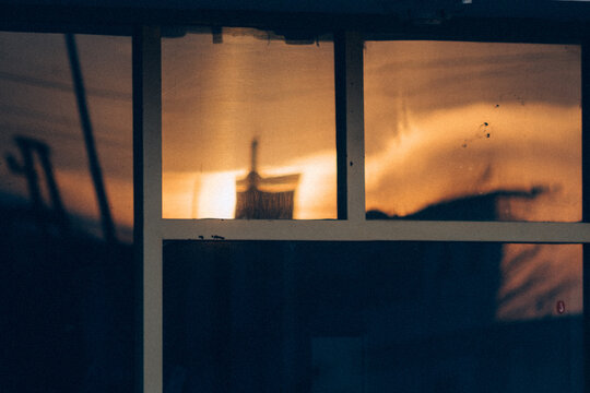 Reflejo de atardecer sobre ventanas 