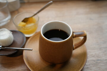 Brown Cup of Coffee on the table - ブラック コーヒー 茶色のカップ