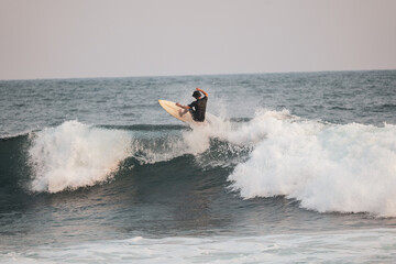 Man Surfing The Waves in SurfCity El Salvador - obrazy, fototapety, plakaty
