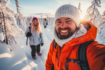Fototapete Nordeuropa A young couple enjoys the sunny winter landscape in Lapland