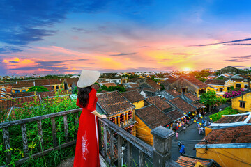 Tourist enjoying sunset on rooftop at Hoi an ancient town, Vietnam. - obrazy, fototapety, plakaty