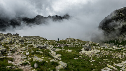 Sucha dolina - Tatry wysokie. Treking wsród chmur latem.
