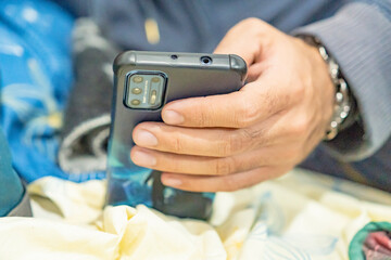 hand holding a phone