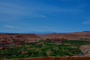 Paesaggio tipico dell'entroterra del marocco con vegetazione e deserto