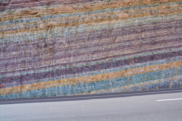 Roccia colorata a strisce