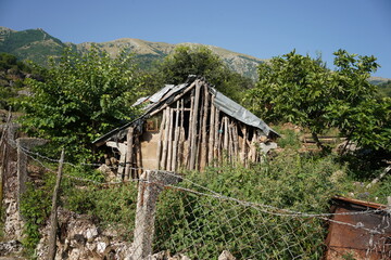Fototapeta na wymiar old wooden house in an albanian mountain village. 