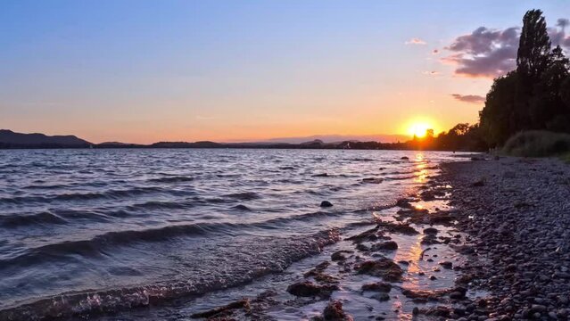 Sonnenuntergang am sch&ouml;nen Bodensee Zeitraffer Aufnahme 