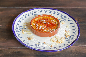 Crème brûlée dans une assiette en céramique