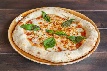 Pizza italienne Margherita faite maison dans une assiette en céramique. Gros plan. 