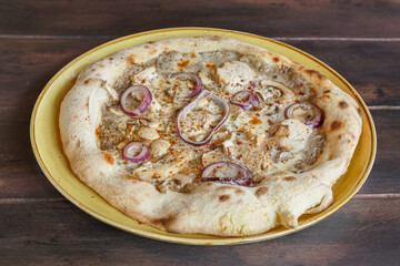 Pizza italienne au poulet et fromage faite maison dans une assiette en céramique. Gros plan. 