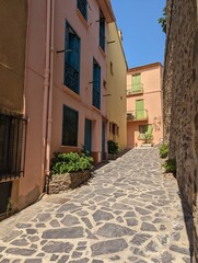 Naklejka premium Rue d'un village méditerranéen. Ruelle de Collioure. Village de Provence. Ville du sud de la France