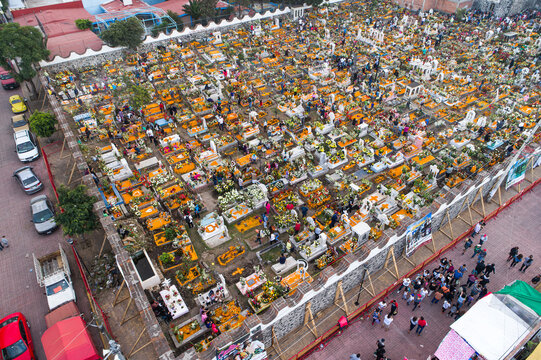 D&iacute;a de muertos en Mixquic, desde dron. Campo santo desde atr&aacute;s.