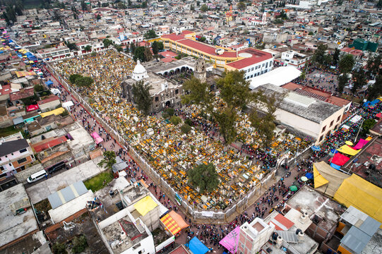 Día de muertos en Mixquic, desde dron. Campo santo de frente de día.