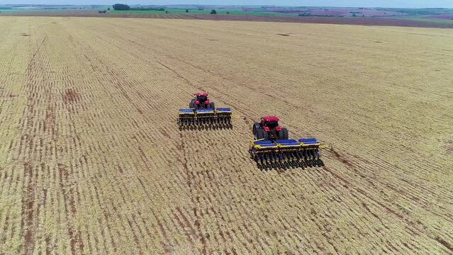 Trator com plantadeira em campo na fazenda