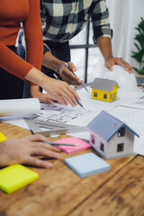 Obraz premium Engineer and contractor planning projects together at desk with blueprints.