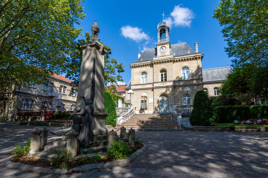 Vue ext&eacute;rieure de l'h&ocirc;tel de ville de Gentilly, France. Gentilly est une commune situ&eacute;e dans le d&eacute;partement du Val-de-Marne en r&eacute;gion &Icirc;le-de-France, au sud de Paris