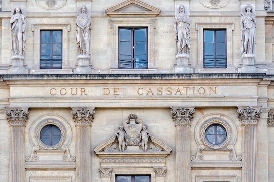 Paris, France - 21 juillet 2023: Enseigne sur le b&acirc;timent abritant la Cour de Cassation, juridiction la plus &eacute;lev&eacute;e de l'ordre judiciaire fran&ccedil;ais