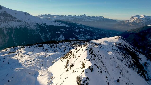 Vue aérienne par drone du Massif du Mont Blanc en hiver, Saint Gervais les Bains, Haute Savoie