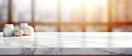 Moderne leere Tischplatte aus dunklem Marmor oder Kücheninsel auf verschwommenem Bokeh-Hintergrund im Küchenraum. zur Montage der Produktpräsentation