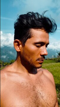 hombre en la monta&ntilde;a con los ojos cerrados