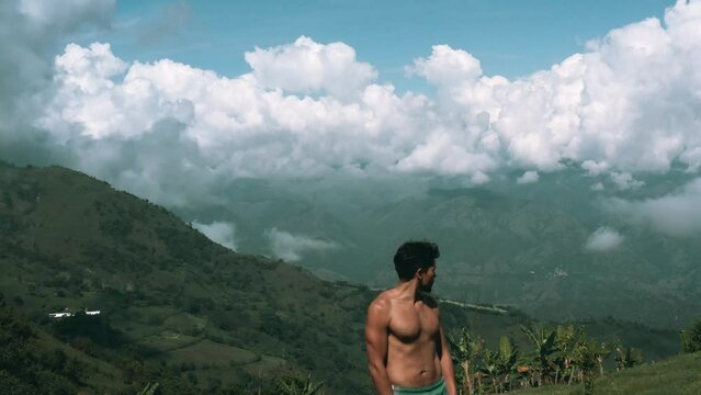 hombre mirando las monta&ntilde;as