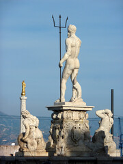 Neptunstatue an der Hafeneinfahrt von Messina, Sizilien © Roland