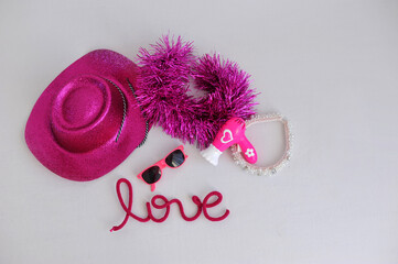 chapéu e amor cor de rosa com espaço para texto anúncio ou promoção 