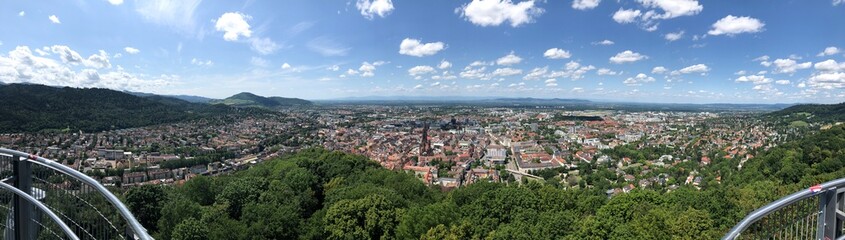 Fototapeta na wymiar Panorama von Freiburg im Breisgau vom Schlossberg aus