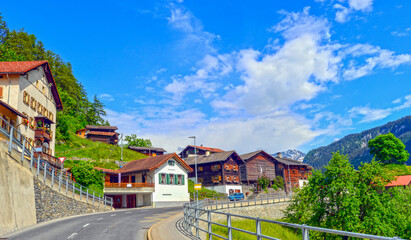 Die Arosastraße bei St. Peter in der Region Plessur, Gemeinde Arosa im Kanton Graubünden (Schweiz)