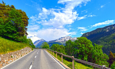 Die Arosastraße bei Langwies in der Region Plessur, Gemeinde Arosa im Kanton Graubünden (Schweiz)