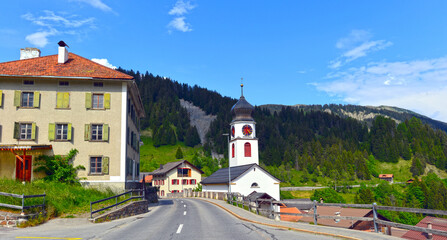 Die Arosastra&szlig;e bei Peist in der Region Plessur, Gemeinde Arosa im Kanton Graub&uuml;nden (Schweiz)