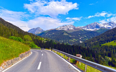 Die Arosastraße bei Langwies in der Region Plessur, Gemeinde Arosa im Kanton Graubünden (Schweiz)
