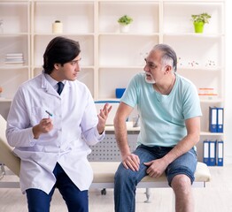 Obraz premium Old man visiting young male doctor