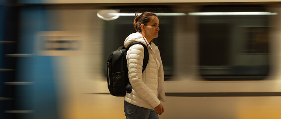 Fototapeta na wymiar Mujer en el metro de San Francisco en EU