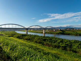 青空が広がる朝の大和川沿いの景色