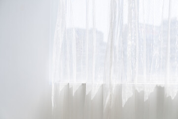 窓とレースのカーテン