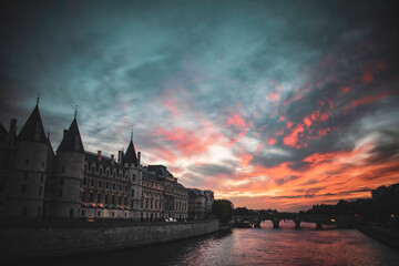 Fototapeta premium Dusk over the Seine - Paris, France