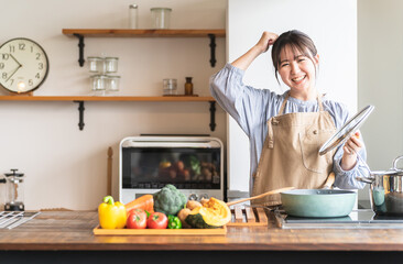 キッチンで料理するアジア人女性（失敗）
