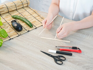 日本のお盆に伝統の精霊馬を作って供養する